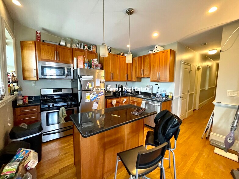 Primary Photo - 114 Berkshire St