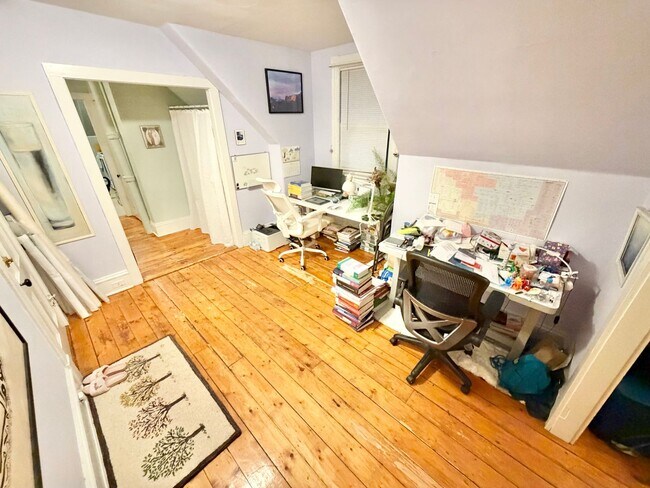 Building Photo - 2 Bedroom Apartment + Bonus Room Downtown Burlington Available 6/1