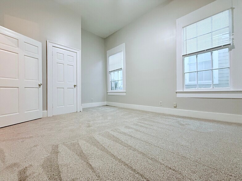 Building Photo - 1010 Dauphin St