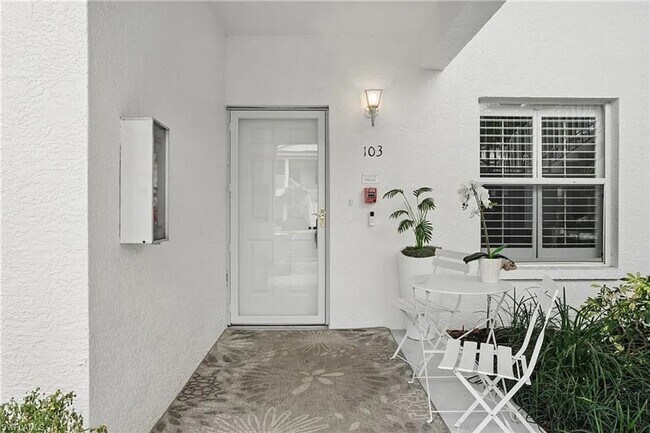 Building Photo - Stunning 2BR Condo in Naples - Lease for three (3) to 12 month.