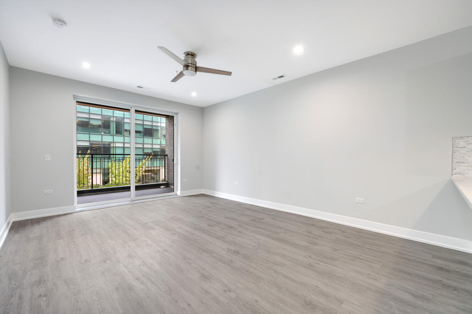 Building Photo - 825 E 61st St