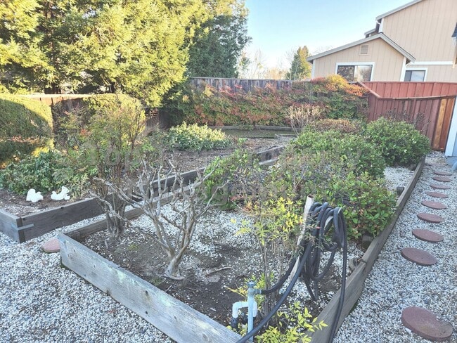 Building Photo - Spacious 4 Bed/2 Bath /1,970 square foot h...