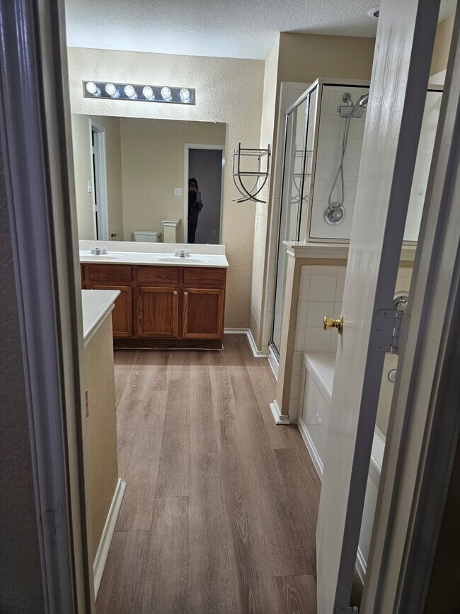 Building Photo - 8013 Sartain Dr