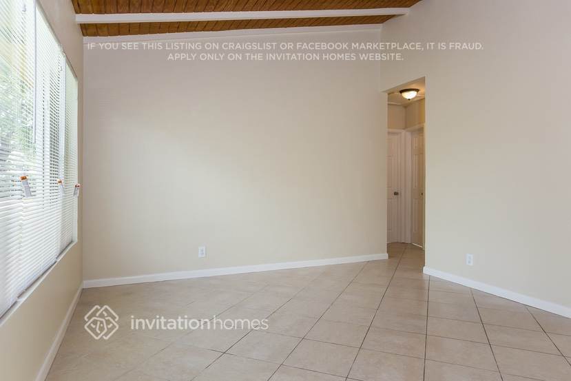 Building Photo - 883 W Country Club Cir