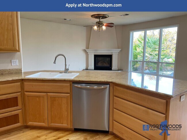 Building Photo - PET FRIENDLY!! Beautiful 3 Bedroom 2 Bath Home in Eagle Point Golf Course Community