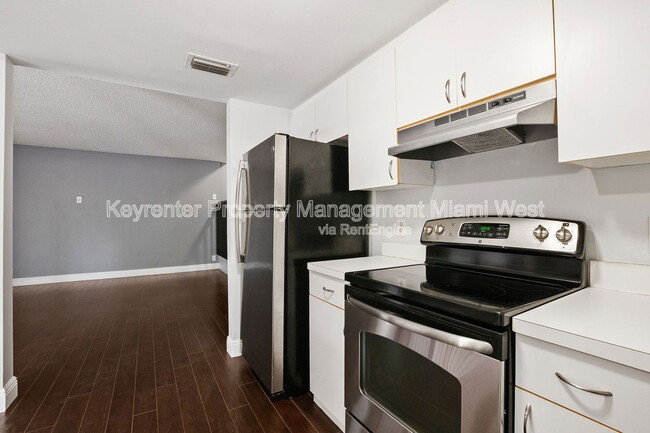 Building Photo - 4705 SW 62nd Ave