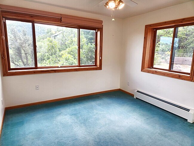 Building Photo - Private Pinebrook Estates Home