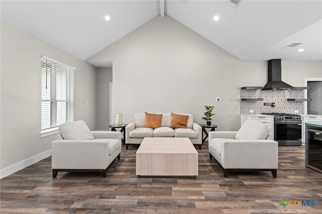 Building Photo - 2204 Magnolia Dr