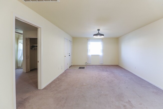 Building Photo - Private 2 bedroom, 1 bath with Fenced in B...