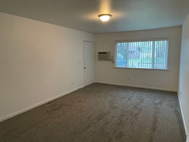 Building Photo - 2 Bedroom, 1 Bath Ranch Style Duplex with ...