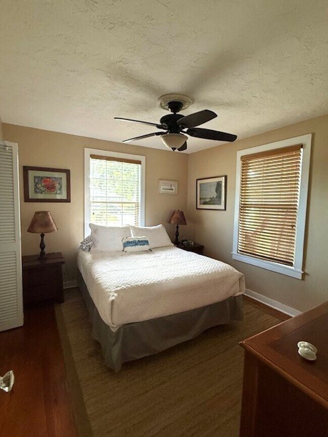 Building Photo - Downtown Bungalow