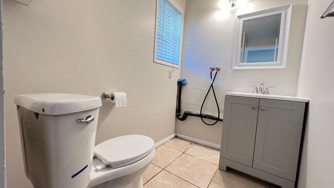 Building Photo - Lovely 3 Bed 2.5 Bath Townhome with 2 Car ...