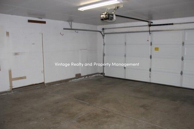 Building Photo - Back On The Rental Market Nice Single Story 3 Bedroom Home!!!