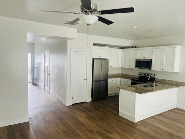 Building Photo - 2021 town home with garage and central air