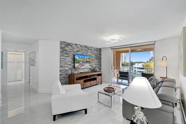 Building Photo - 19601 E Country Club Dr