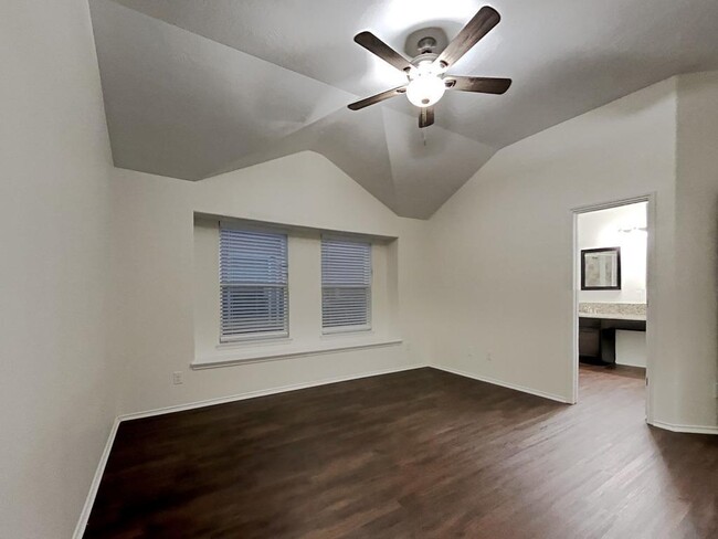 Building Photo - 2550 Riverway Dr