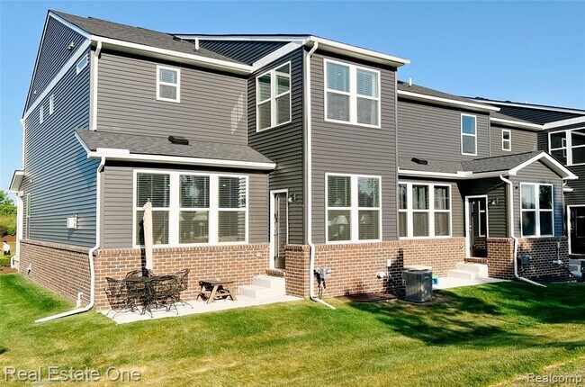 Building Photo - 4932 Glenora Dr