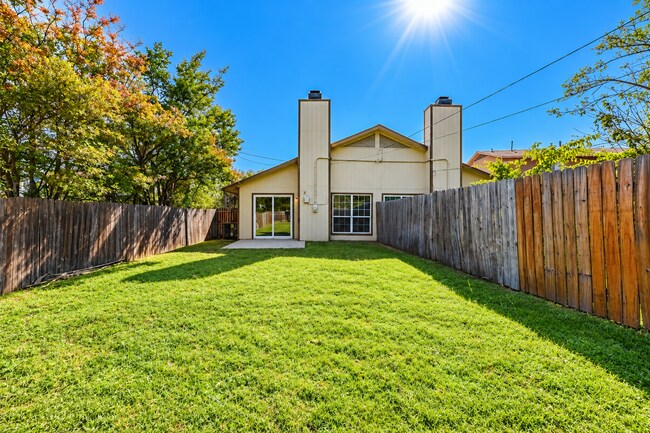 Building Photo - 1147 Royal Crest Dr