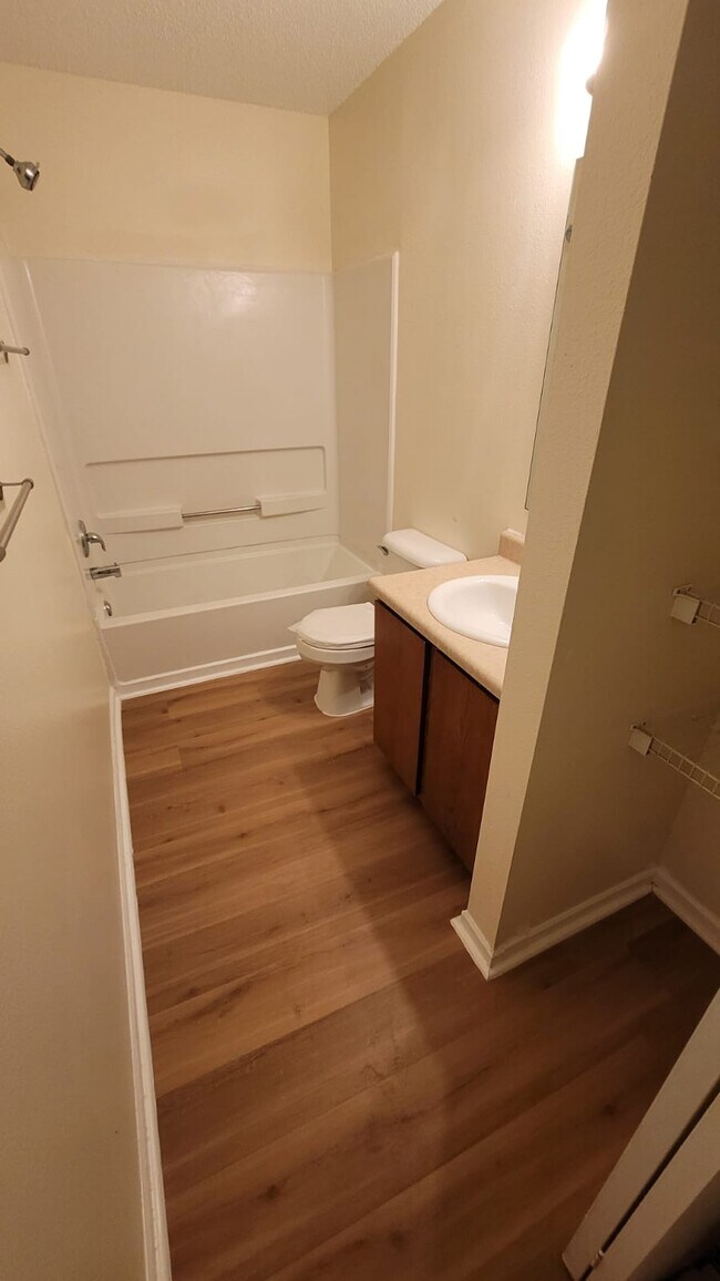 Full Bathroom - 10367 Waverly Dr