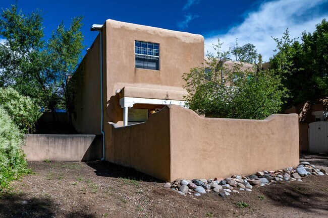 Building Photo - Snug One-Bedroom on Historic Hillside Ave.