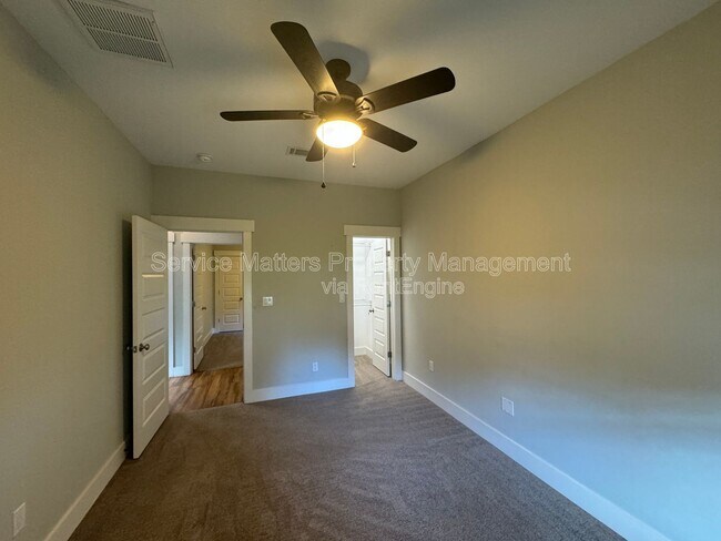 Building Photo - 1416 E Baars St