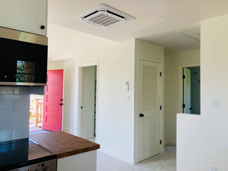 heat/cool blower in ceiling - 624 Bonair St