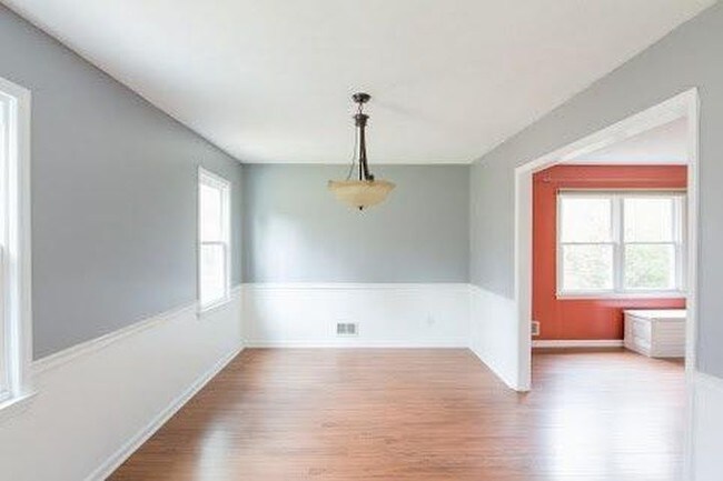 Building Photo - 205 Pinetree Dr