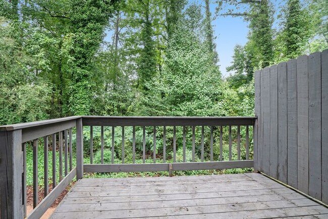 Building Photo - 2BR/1.5BA End Unit Townhome Near Downtown Snellville!