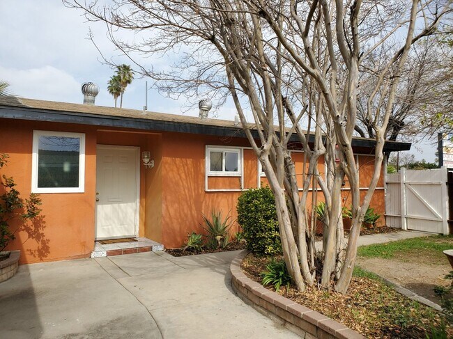 Building Photo - 3 bed/3 bath + LARGE BONUS ROOM and YARD for Assisted Living/Sober Living/Detox/Rehab Facility.