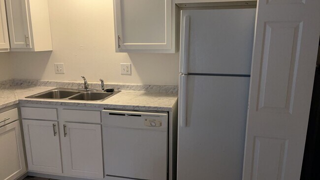 Building Photo - 127 W 45th St