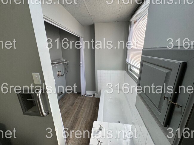 Building Photo - $1100 - 3 bed 1 bath - Single Family Home