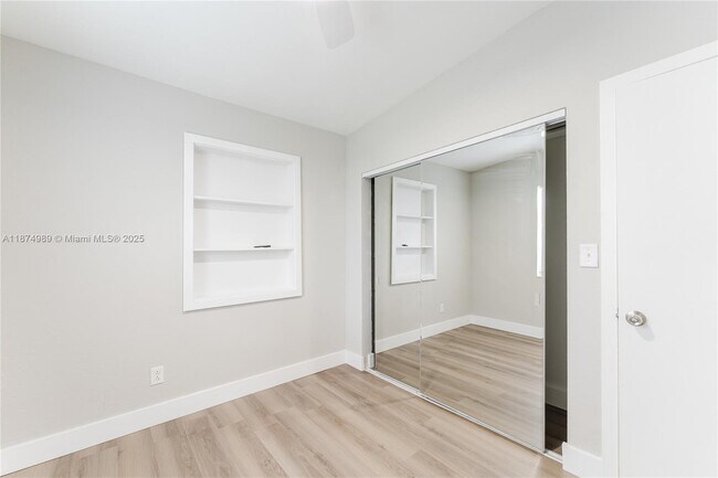 Building Photo - 1560 NE 42nd St