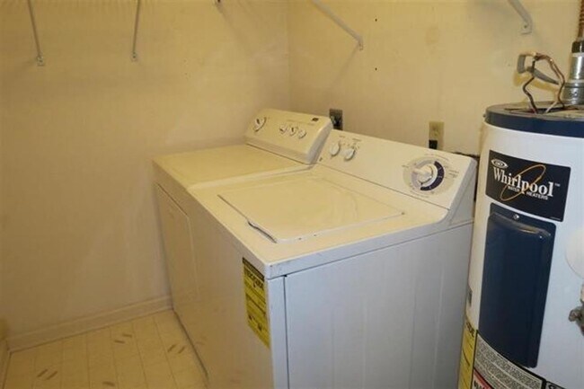 Building Photo - 2BR/2BA Townhome
