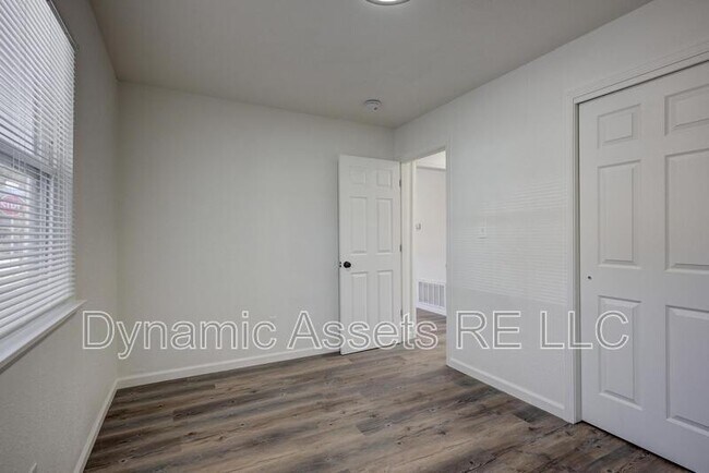 Building Photo - 1902 JFK