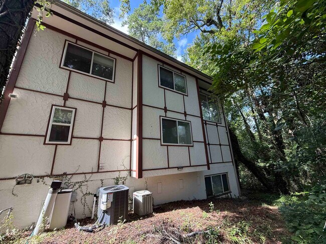 Building Photo - 1828 S Magnolia Dr