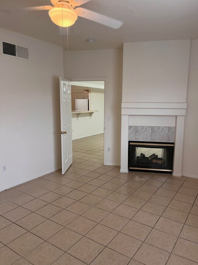 Building Photo - Mannetta Lane Condo / 2 BR - 1st Floor