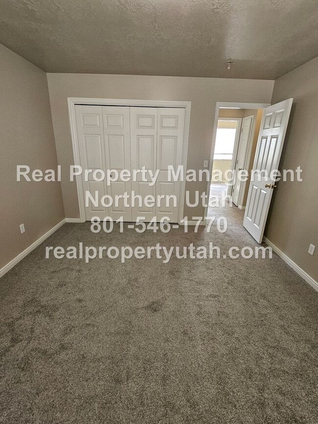 Building Photo - 4 Bedroom 3 Bath Ogden Home Available