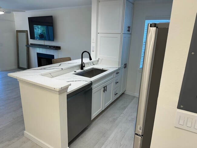 Building Photo - SEASONAL RENTAL - Downtown Sarasota Renova...