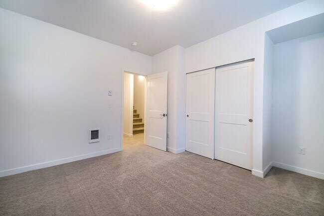 Building Photo - 2Bd/2.5Ba Bellevue Townhouse