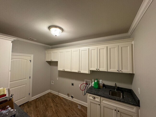 Building Photo - Gated Community close to Barksdale Air Force Base...