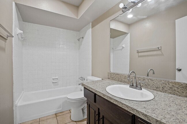 Building Photo - 2429 Lakeview Cir