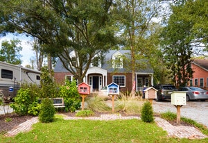 Building Photo - 10 Riverdale Dr