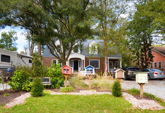 Building Photo - 10 Riverdale Dr