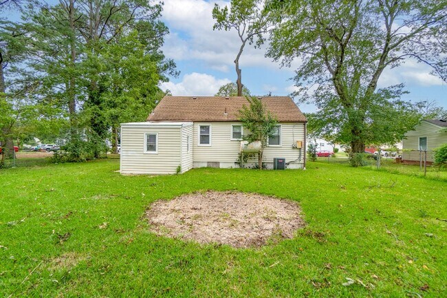 Building Photo - ADORABLE 3 BEDROOM 1 BATH RANCH HOUSE