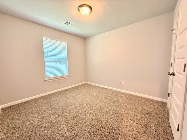 Building Photo - **Gorgeous Newer Build! 3 Bed 2 Bath**