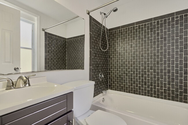 Building Photo - 411 S Madeira St