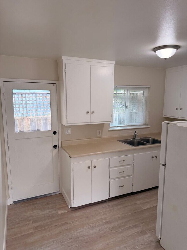Building Photo - 108 Boyce St