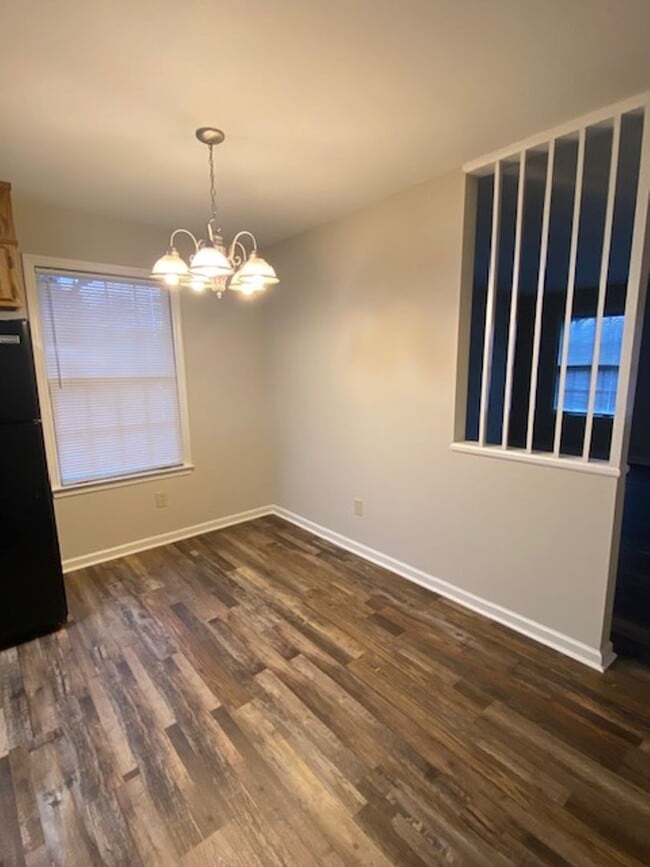 Building Photo - 2 Bedroom 1.5 Bath Townhouse