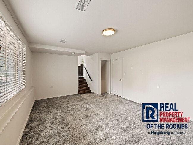 Building Photo - 4-Bed, 3-Bath Tri-Level in Prime Location