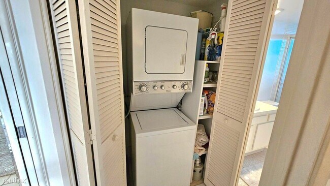 Building Photo - 3 br, 2 bath House - 575 Oaks Ln Apt 1010